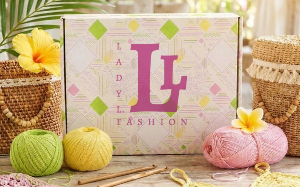 Box de crochet Lady L. Fashion avec ses pelotes de coton et des vêtements au crochet